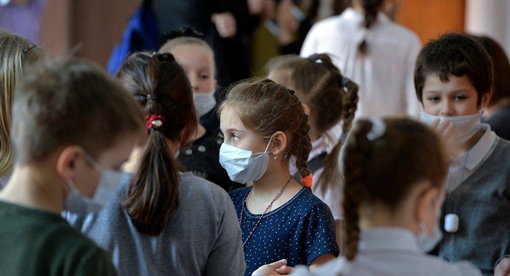 Минпросвещения не будет требовать от учеников носить маски в школах